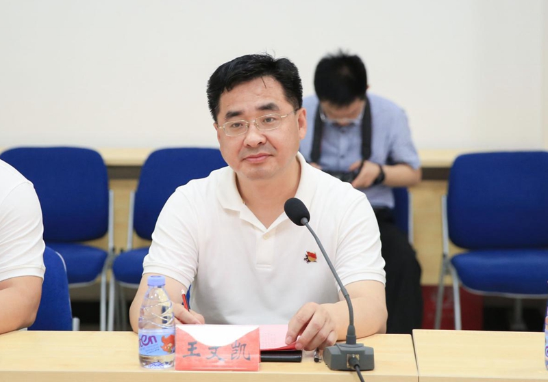 焦裕禄干部学院党委委员、副院长王文凯同志主持仪式